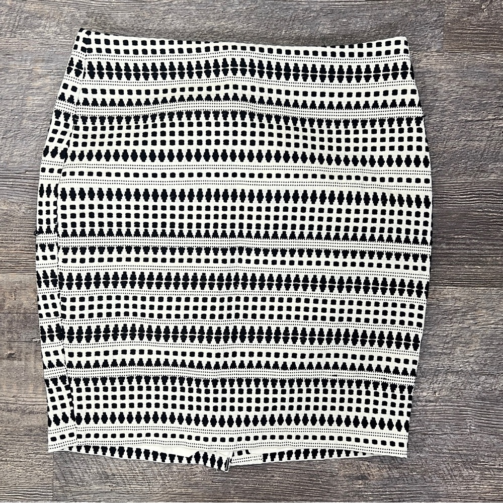 LOFT Black and White Geometric Mini Straight Pencil Skirt size 00P B150